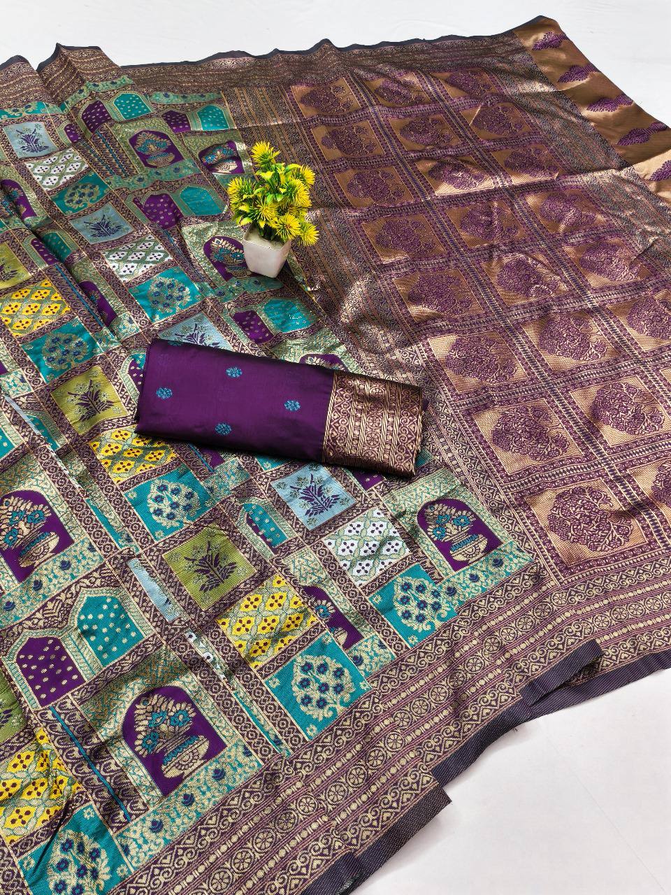 Presenting Enchanting Yet Breathable Organic Banarasi Sarees For Intimate And Big Fat Indian Wedding