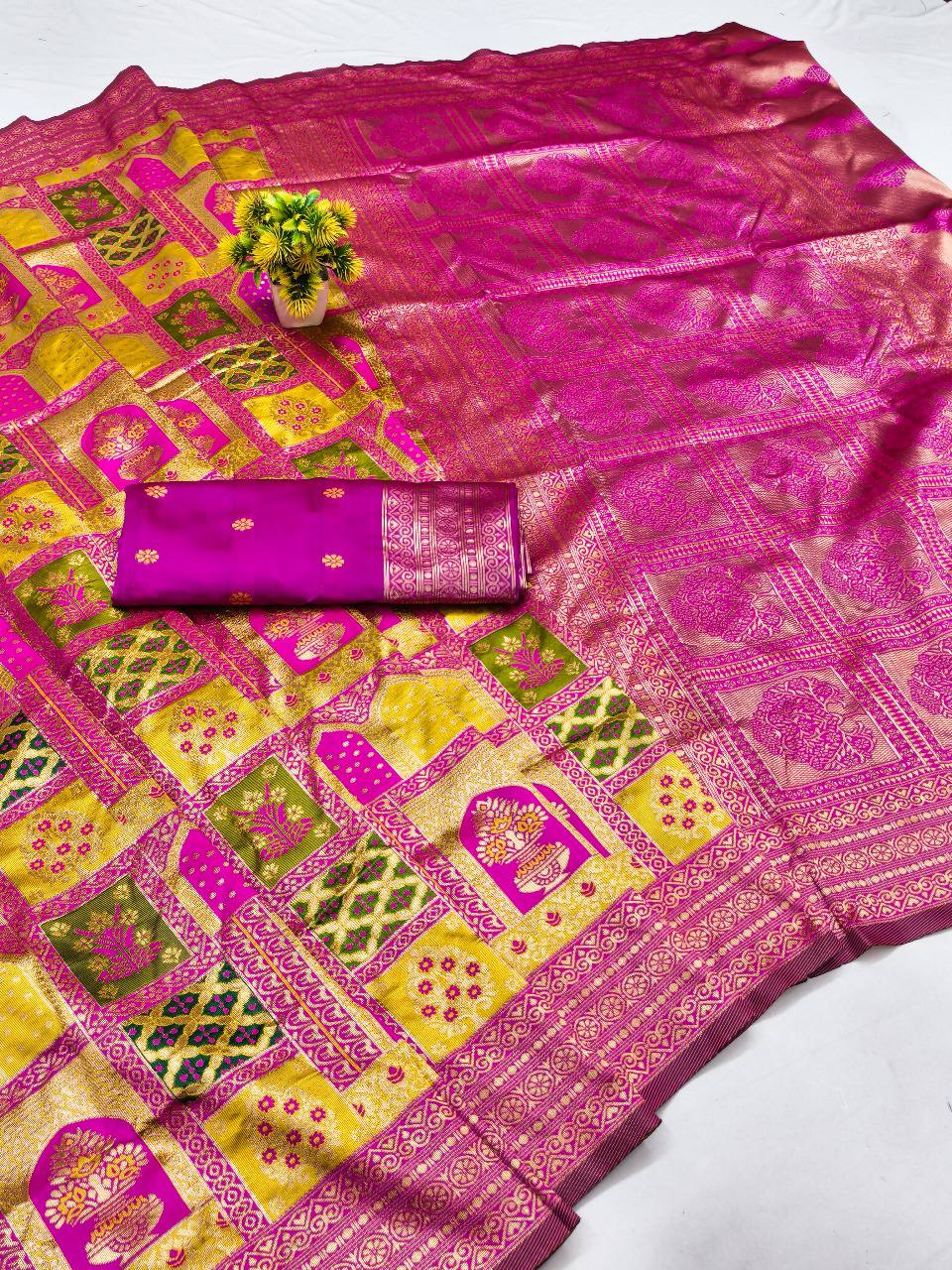 Presenting Enchanting Yet Breathable Organic Banarasi Sarees For Intimate And Big Fat Indian Wedding