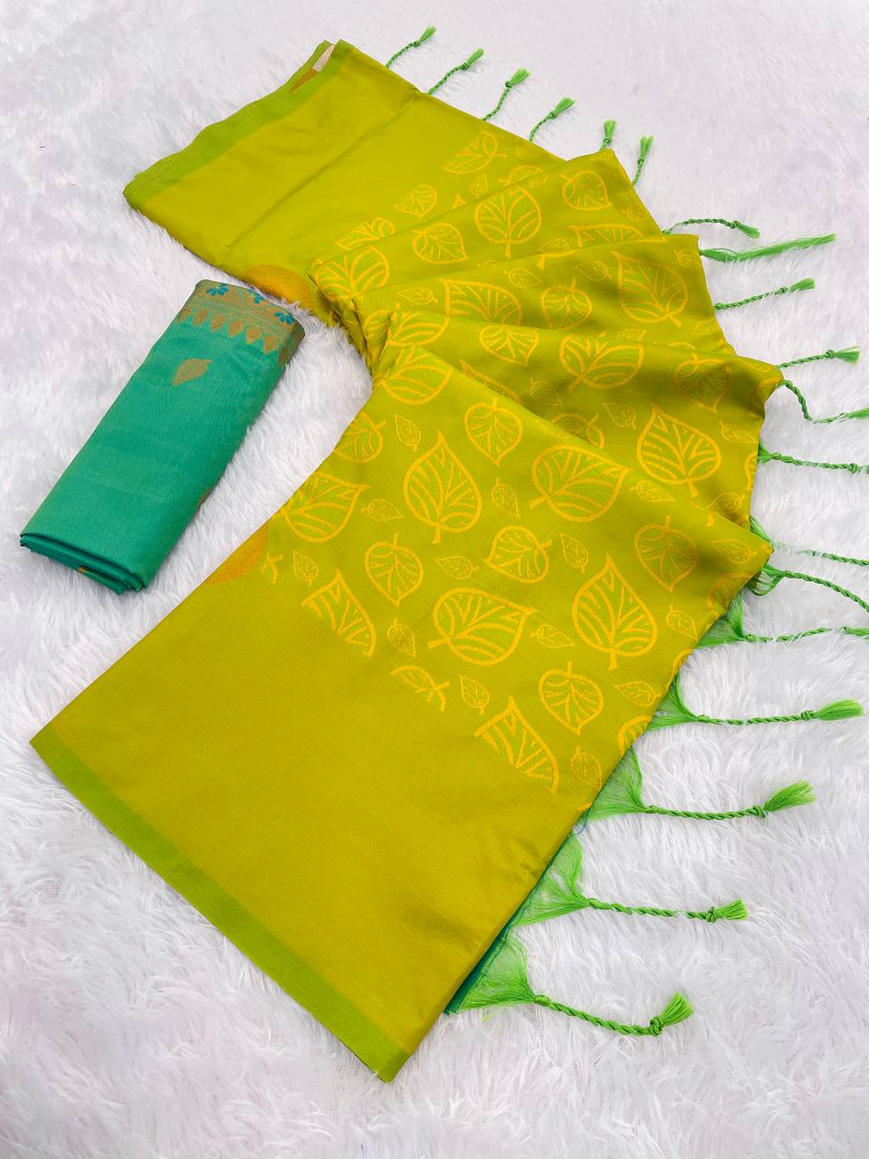 *✨ Elegant Two-Tone parrot Banarasi Handloom Silk Saree ✨*