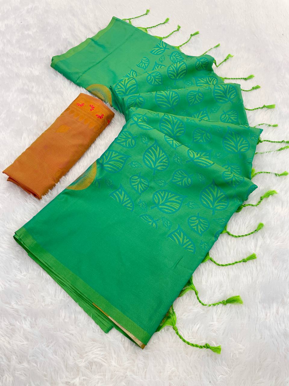 *✨ Elegant Two-Tone green Banarasi Handloom Silk Saree ✨*