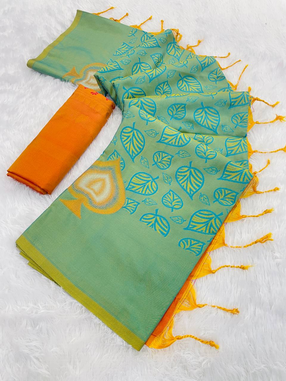 *✨ Elegant Two-Tone pista Banarasi Handloom Silk Saree ✨*