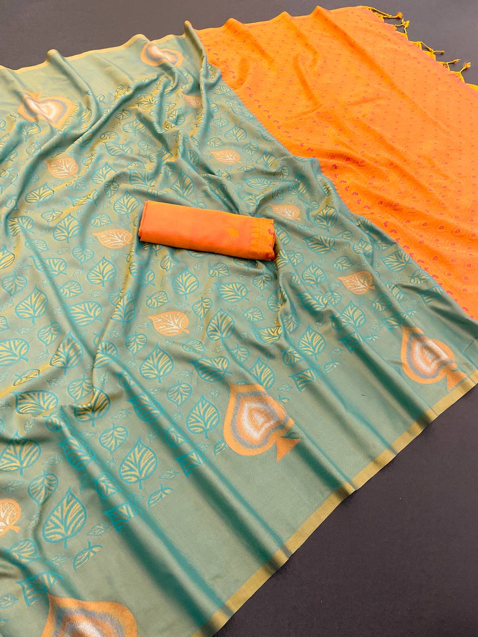 *✨ Elegant Two-Tone pista Banarasi Handloom Silk Saree ✨*