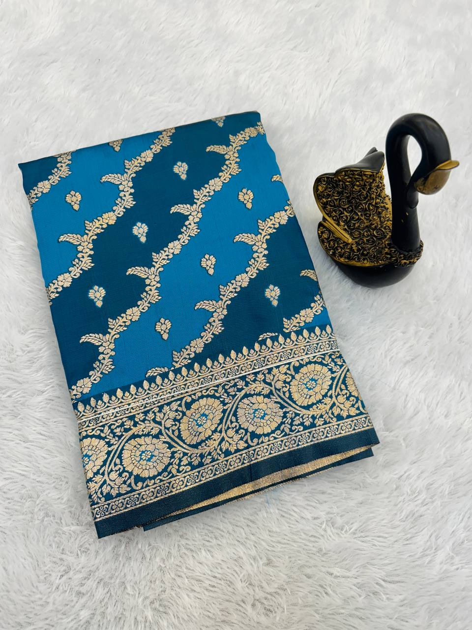 Marvellous Soft Banarasi Silk Saree With Evanescent Blouse Piece