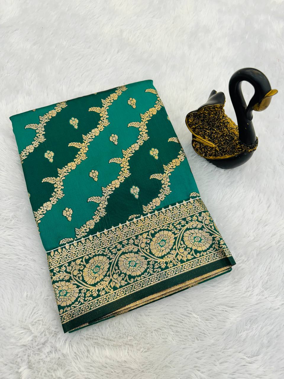 Marvellous Soft Banarasi Silk Saree With Evanescent Blouse Piece