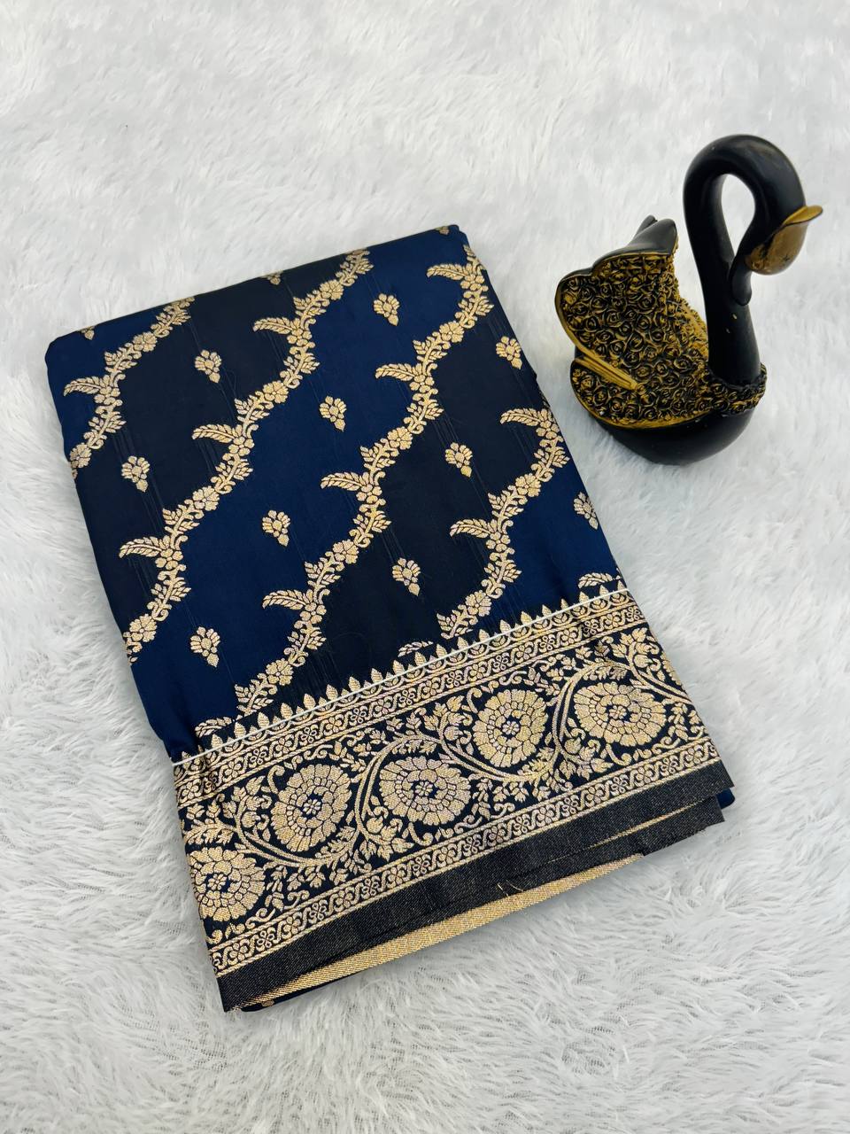 Marvellous Soft Banarasi Silk Saree With Evanescent Blouse Piece