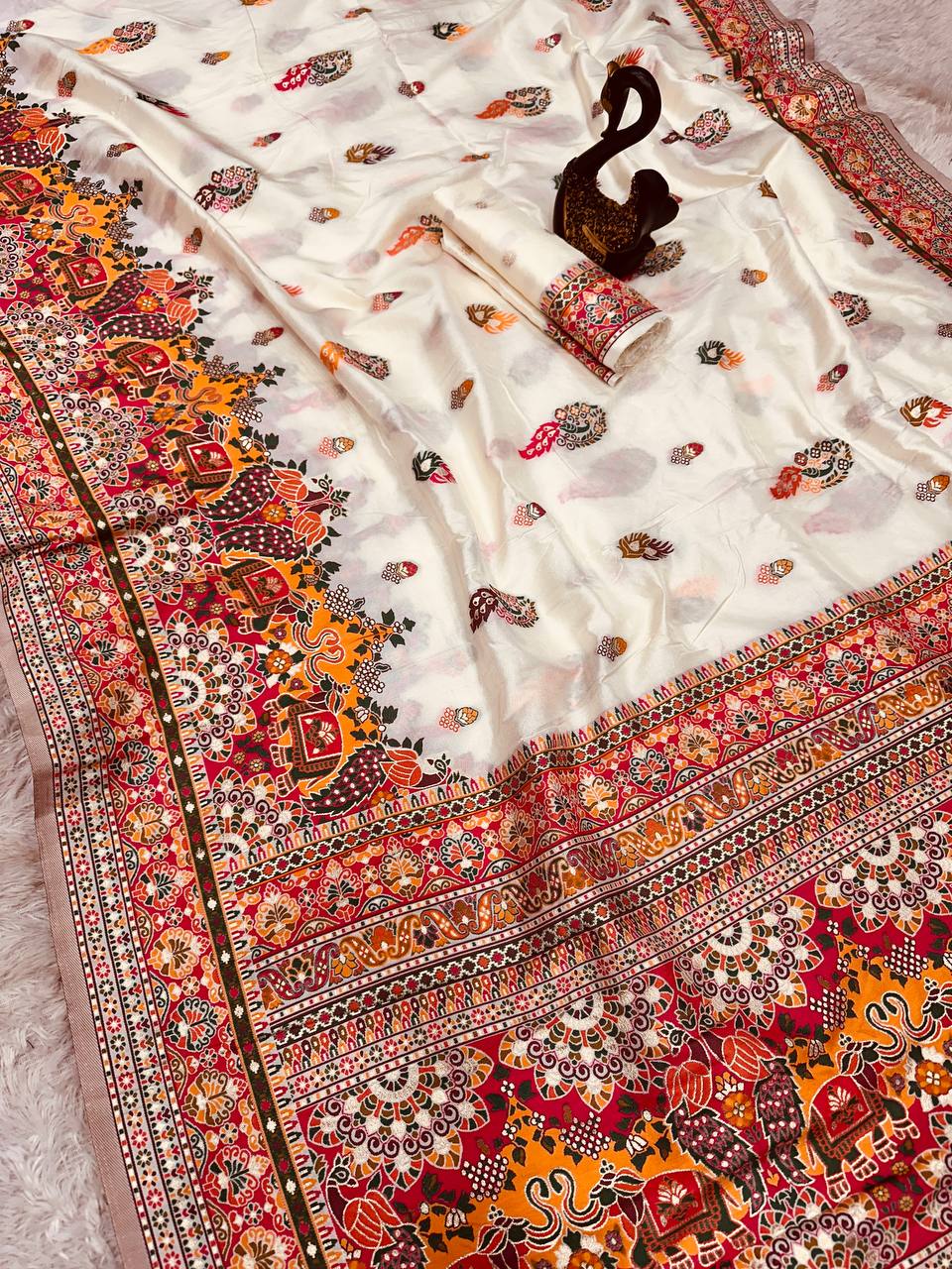 Glamorous  Pashmina Saree With Pulsating Blouse Piece