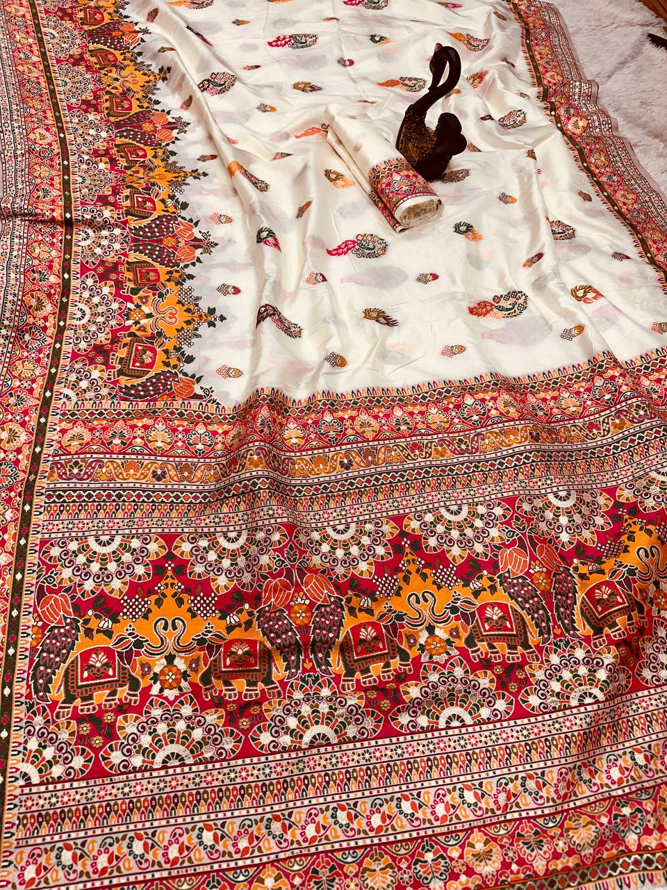 Glamorous  Pashmina Saree With Pulsating Blouse Piece