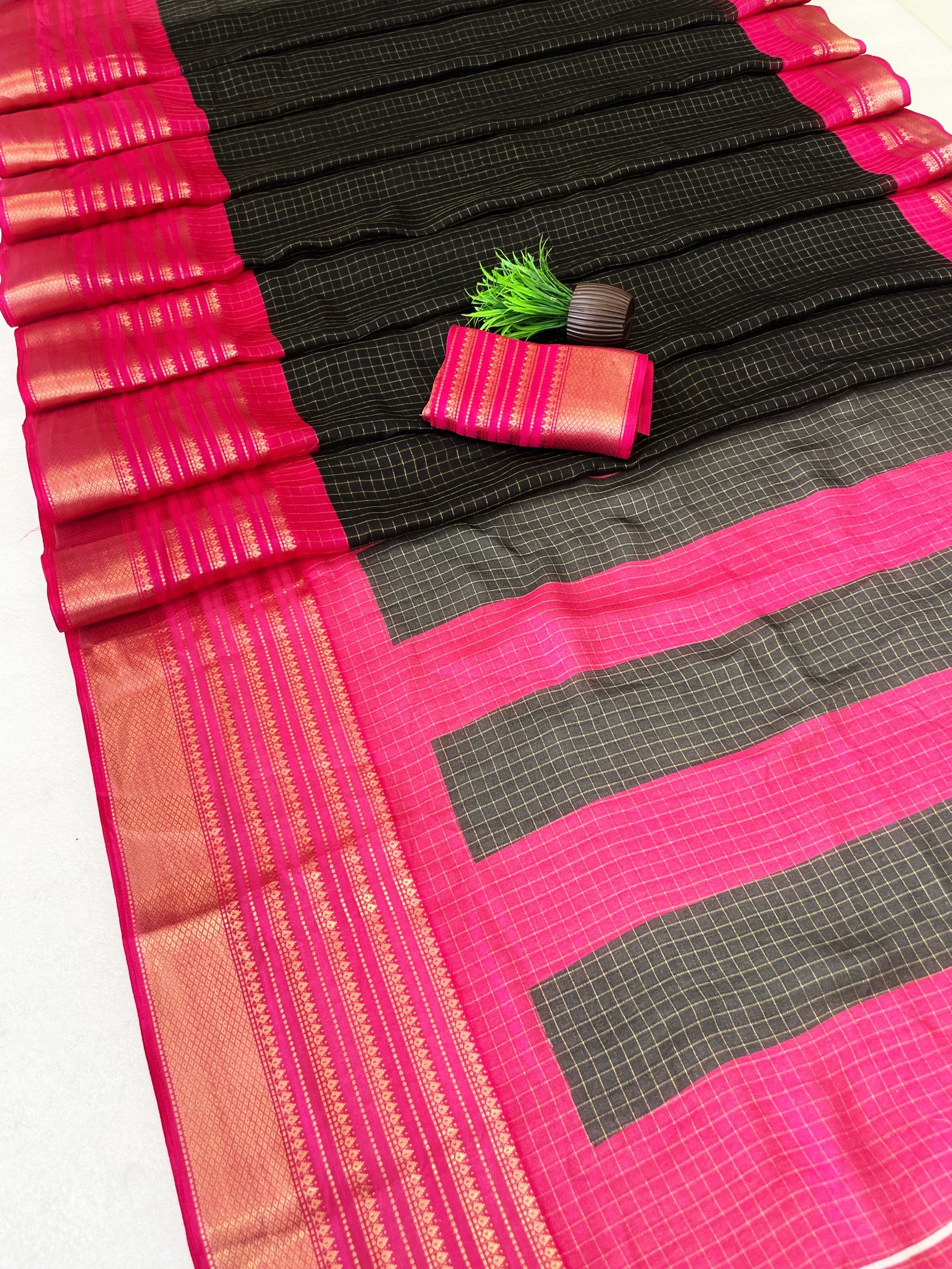 Elegant Two-Tone Premium Dolla Checks Saree With Weaving Jacquard Border - BLACK AND PINK