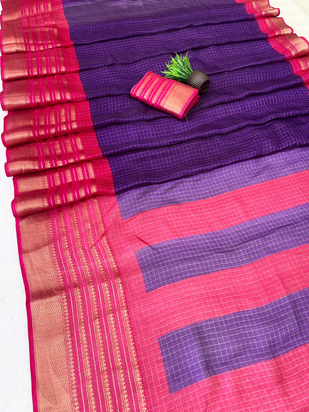 Elegant Two-Tone Premium Dolla Checks Saree With Weaving Jacquard Border - PURPLE
