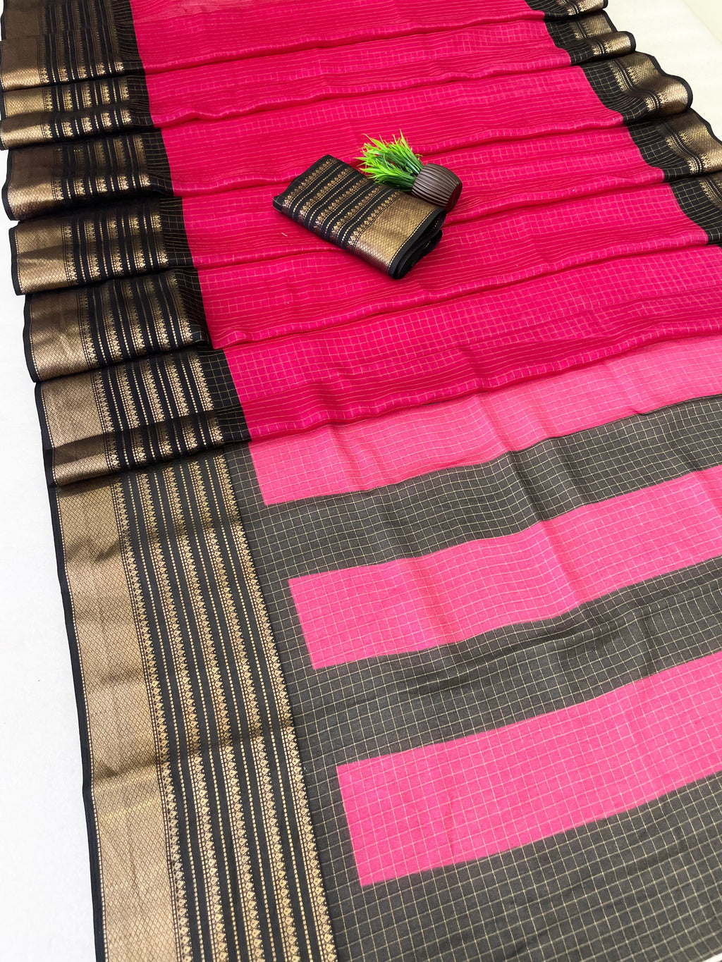 Elegant Two-Tone Premium Dolla Checks Saree With Weaving Jacquard Border - PINK