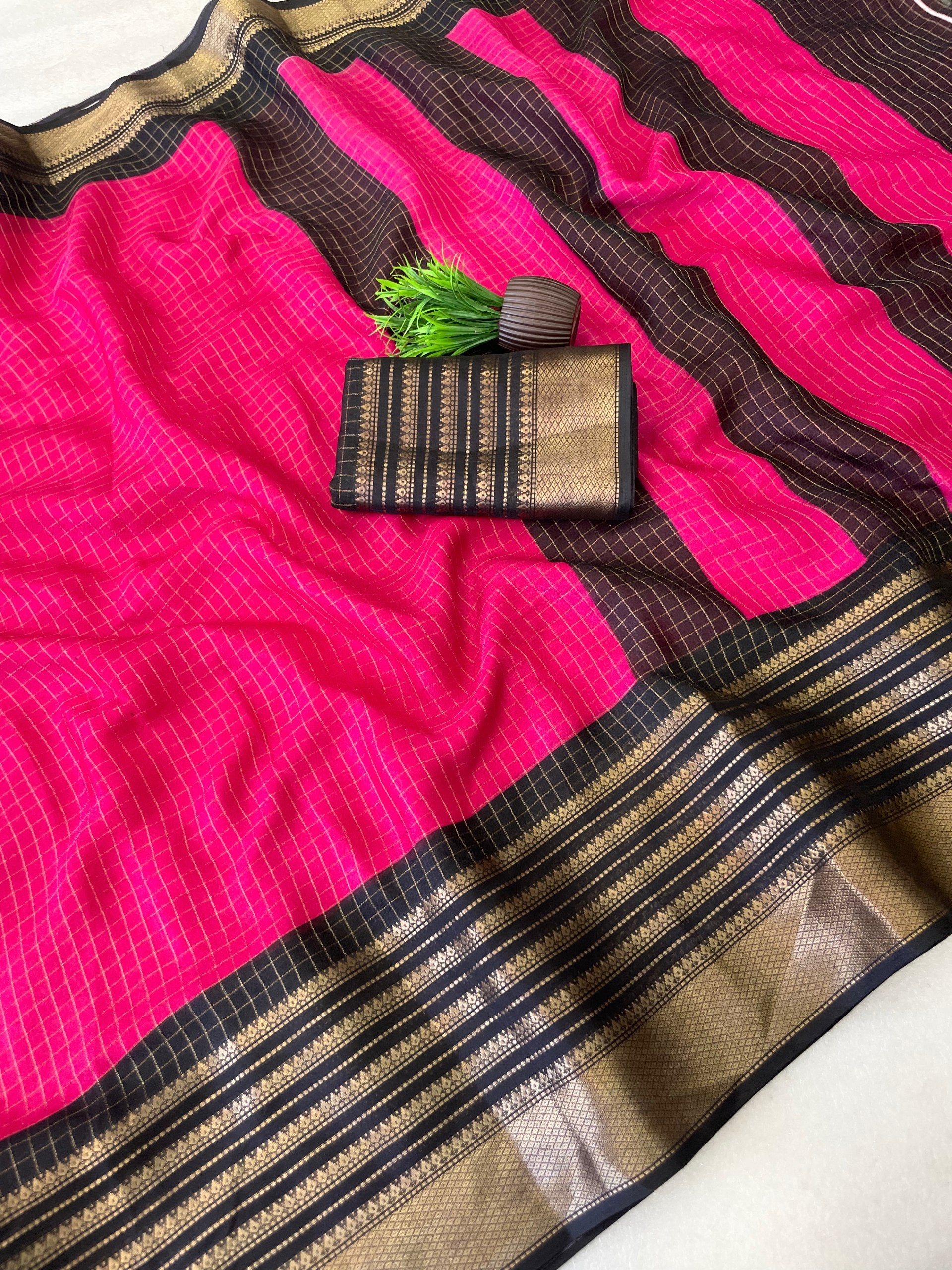 Elegant Two-Tone Premium Dolla Checks Saree With Weaving Jacquard Border - PINK