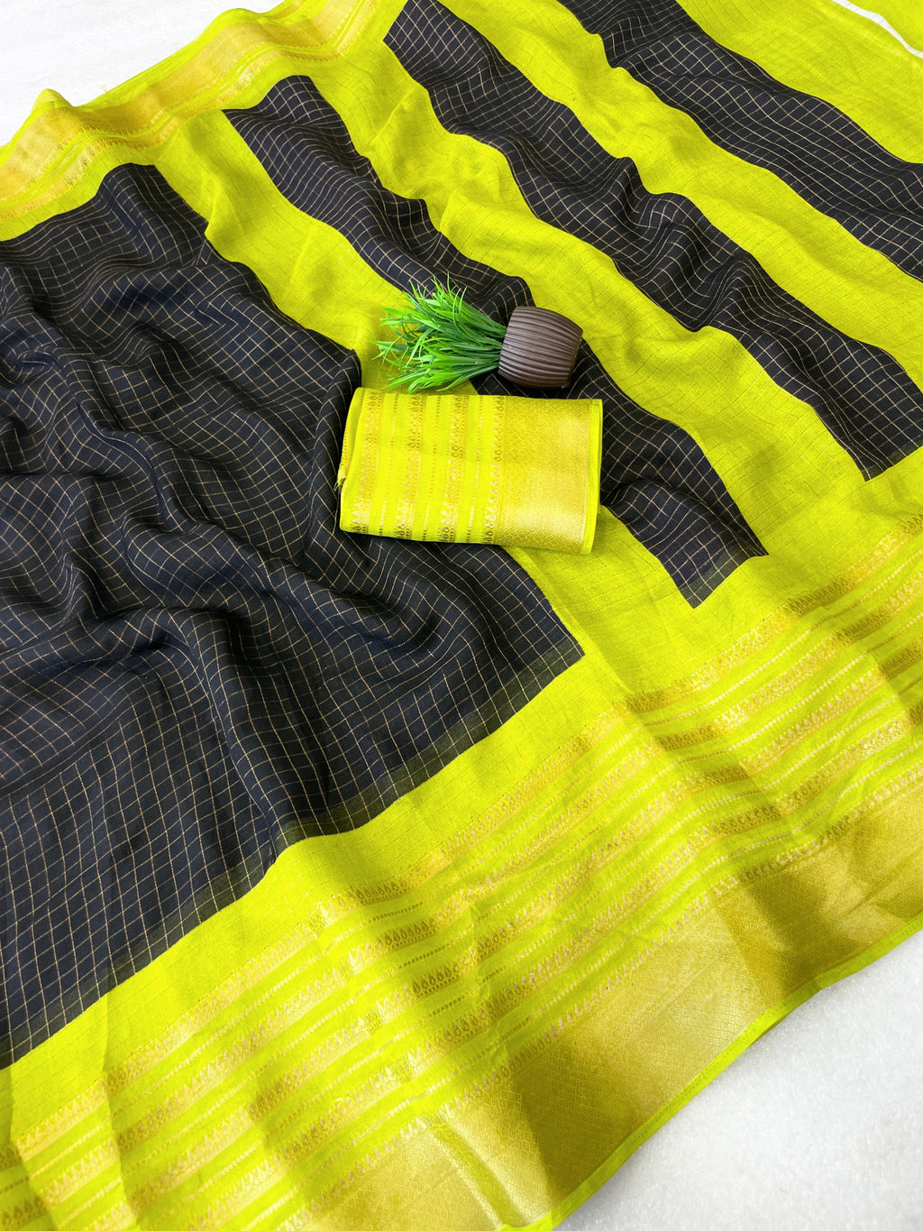 Elegant Two-Tone Premium Dolla Checks Saree With Weaving Jacquard Border - PERROT AND BLACK