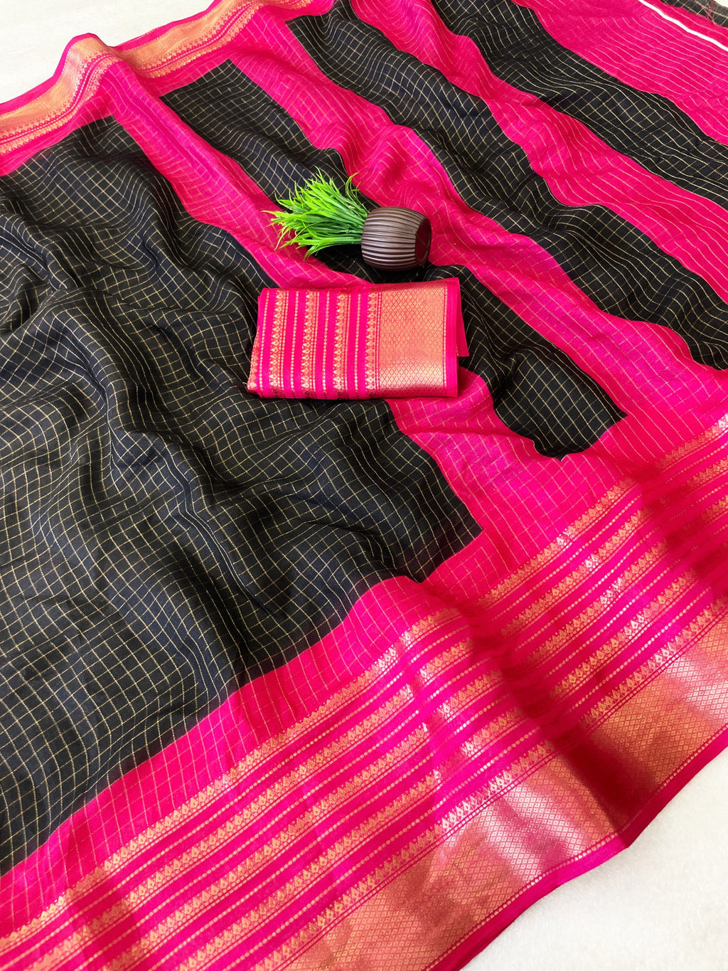 Elegant Two-Tone Premium Dolla Checks Saree With Weaving Jacquard Border - BLACK AND PINK