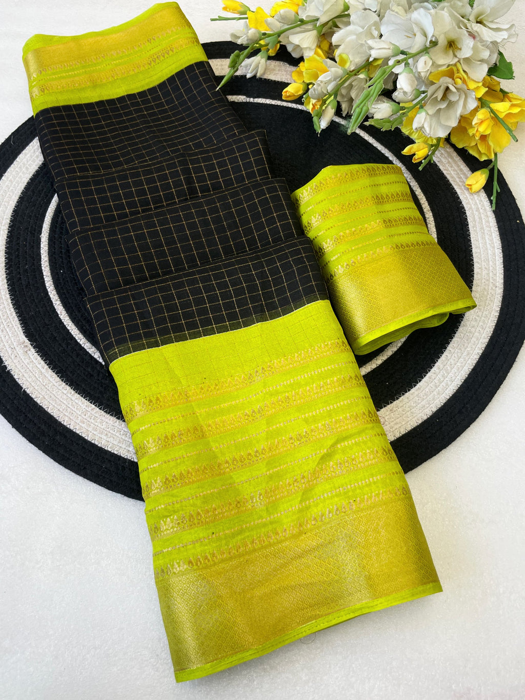 Elegant Two-Tone Premium Dolla Checks Saree With Weaving Jacquard Border - PERROT AND BLACK